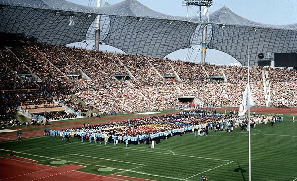 Münchenissä paljastetaan vuoden 1972 kesäolympialaisten verilöylyn uhrien  muistomerkki