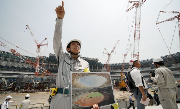 Yukio Komatsu selitti stadionin katon rakentamisen vaiheita.