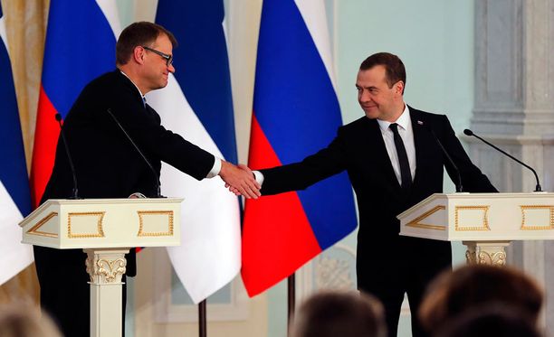Juha Sipilä ja Dmitri Medvedev kättelevät tiedotustilaisuudessa tammikuussa 2016.