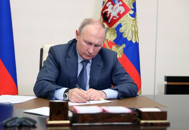 Venäjän ulkoministeriön mukaan Yhdysvaltojen tulee noudattaa uusia vaatimuksia 1. elokuuta saakka. Presidentti Vladimir Putin on allekirjoittanut asetuksen rajoituksista.