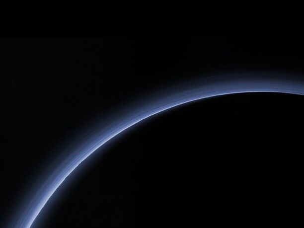 Ohutta kaasua. Tämän suurin piirtein oikeavärisen kuvan Pluton kaasukehästä otti New Horizons -luotain ohilennollaan 2015.