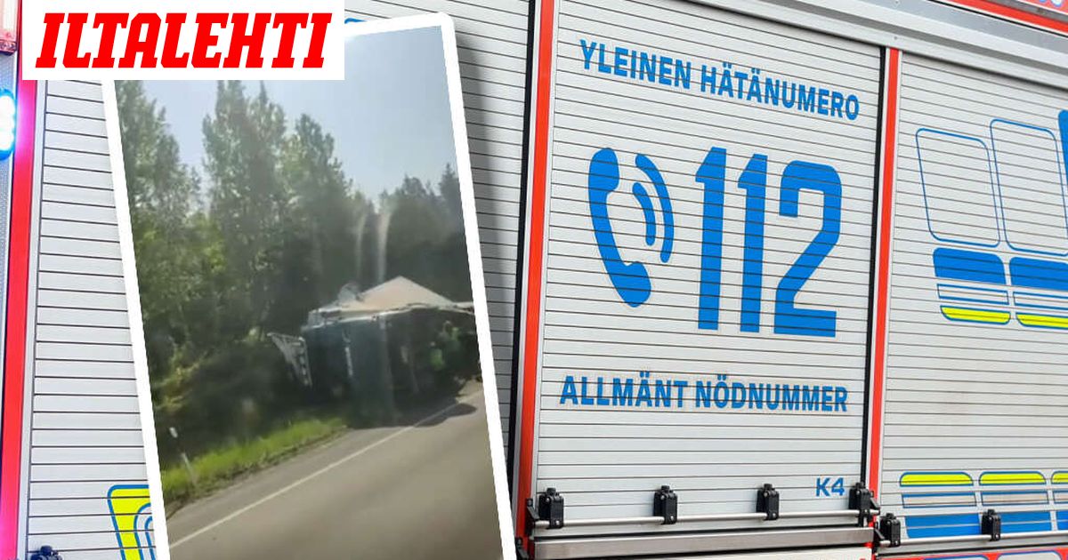 Turverekka suistui tieltä ja kaatui kyljelleen – Tältä tapahtumapaikalla näyttää