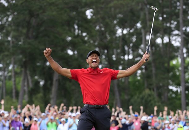 Voittajan tuuletus! Tiger Woods valloitti Mastersin ja Augustan kentän uransa viidennen kerran.