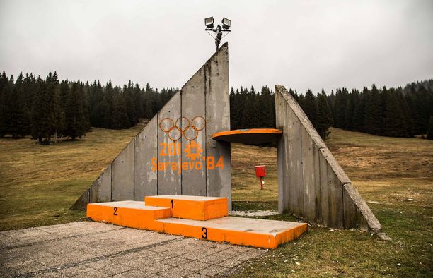 Murheellinen näky Sarajevossa: Olympialaisten kisapaikat rappeutuvat  hylättyinä