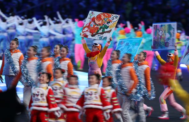 Pekingin avajaiset: Suomen joukkue marssi stadionille tässä asussa