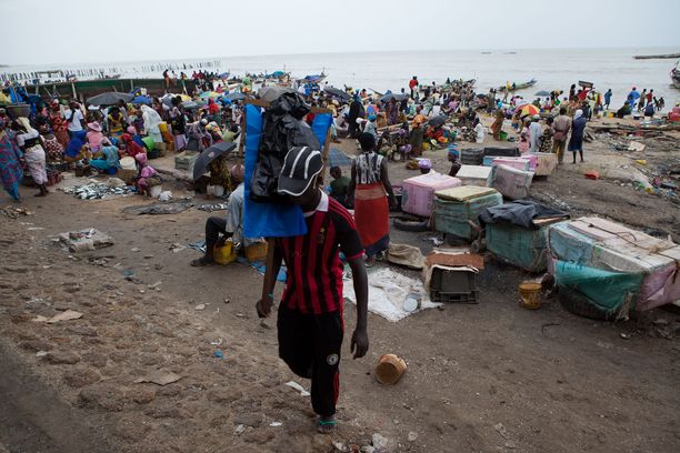 YK:n mukaan laiva lähti Mbourin kaupungista Senegalissa. Siellä sijaitsee Länsi-Afrikan toiseksi suurin  pienten veneiden kalastussatama. Kalastajat ovat olleet kovissa vaikeuksissa, kun isot yritykset kalastavat vedet tyhjiksi. Kuva vuodelta 2012. 