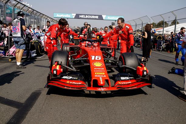 Charles Leclerciä kiellettiin yrittämästä Sebastian Vettelin ohi.