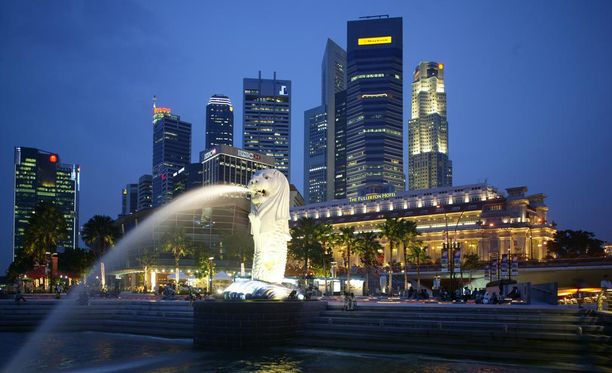 Uusklassinen Fullerton sijaitsee Singaporen symbolin Merlionin takana rannalla.