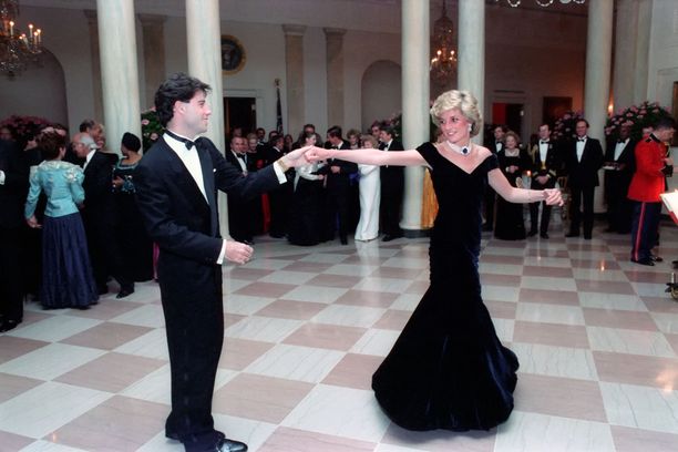 Prinsessa Diana tanssimassa John Travoltan kanssa vuonna 1985.