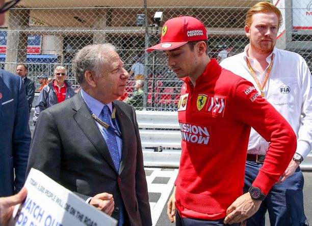 FIA-presidentti Jean Todt (vas.) työskenteli aiemmin Ferrarin tallipäällikkönä. Monacossa viime vuonna häntä kiinnosti kaupungin oman pojan Charles Leclercin mietteet.