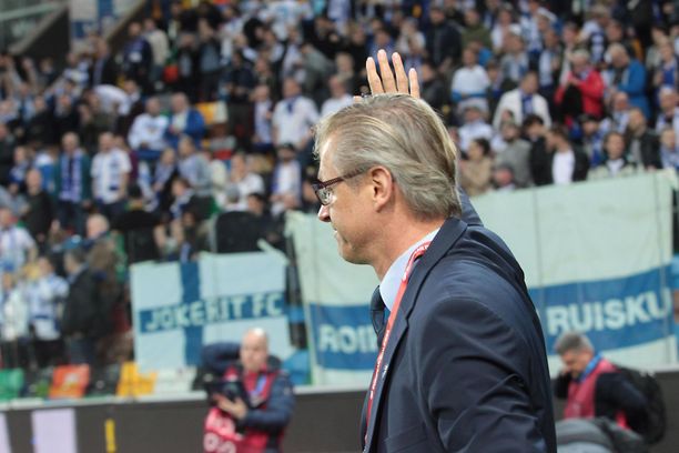 Markku Kanerva tervehtii Huuhkajien kannattajia Udinessa.