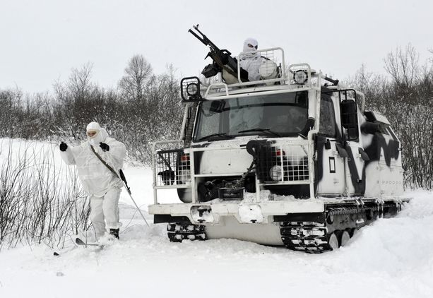 Aleut-mönkijällä liikkuneet venäläissotilaat harjoittelivat helmikuussa Murmanskin alueella.