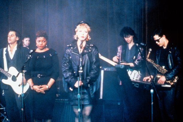 Julee Cruise (tengah) difilmkan di Twin Peaks pada awal 1990-an.