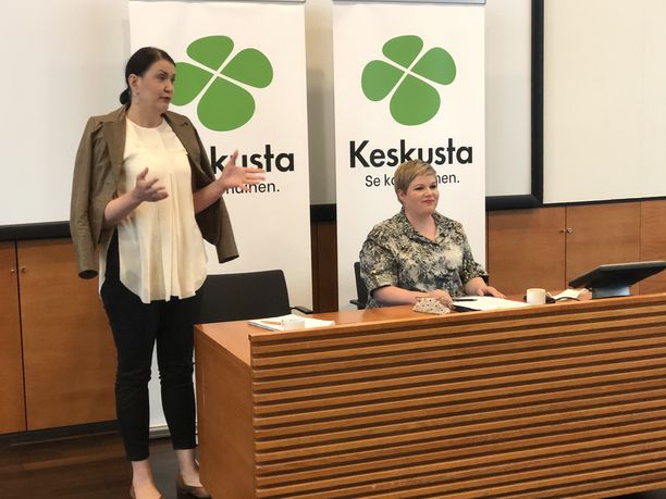 Puoluesihteeri Riikka Pirkkalainen ja puheenjohtaja Annika Saarikko valottivat keskustan tilannetta keskiviikkona Kirkkonummella.