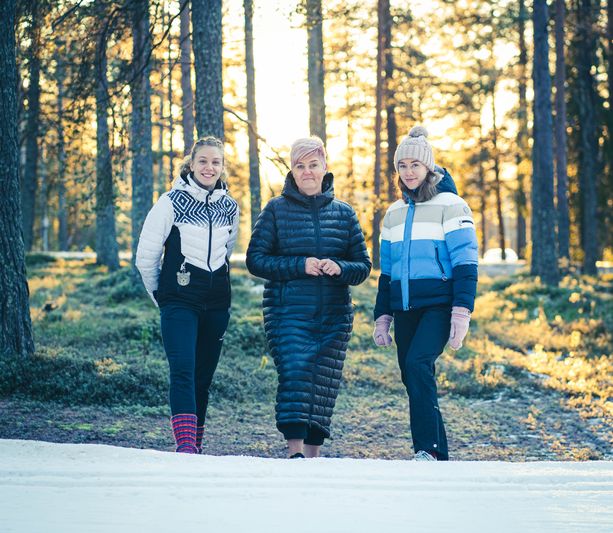 Pikajuoksijat Lotta Kemppinen (vas.) ja Nea Mattila sekä valmentaja Mervi Brandenburg viihtyivät Rovaniemen maisemissa.