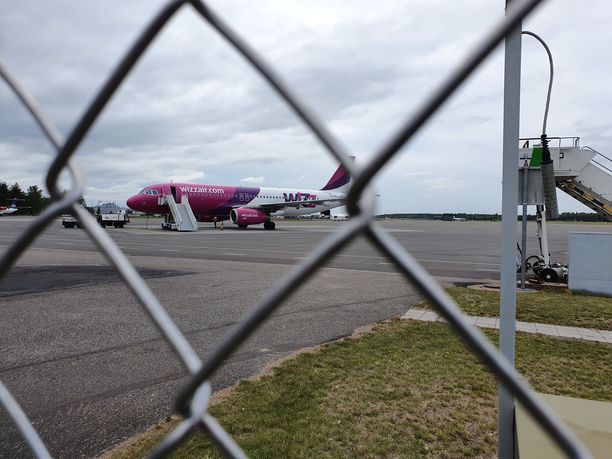 Wizz Airin kone laskeutui lopulta turvallisesti Turun lentokentälle. Puolaan matkustavien aikataulut menivät uusiksi.