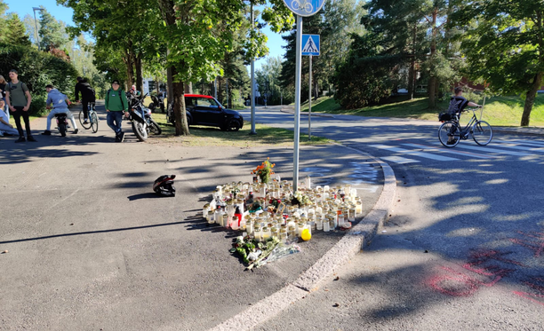 Onnettomuuspaikalle oli tuotu kynttilöitä ja kukkia kuolleen nuoren muistoksi.