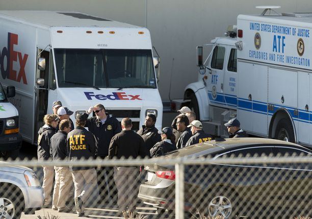 Viranomaiset tutkivat FedExin keskusta San Antoniossa tiistaina sen jälkeen, kun pommi oli räjähtänyt liukuhihnalla ilmeisesti ennen aikojaan. Neljä muuta räjähdystä tapahtuivat Austinin kaupungissa.