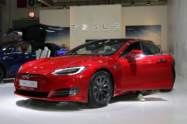 Teslan sähköautot menevät yhä kuumemmille kiville. 