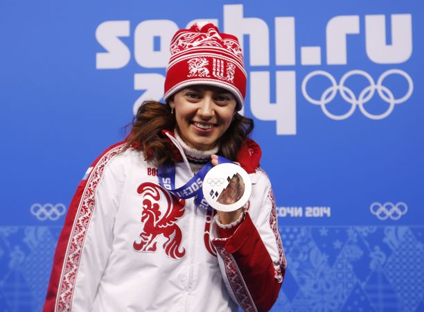 Olga Viluhina juhli Sotshissa hopeaa. Mitali vietiin häneltä vuonna 2017, mutta palautettiin tällä viikolla.