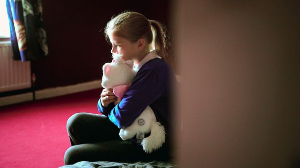 Iso-Britanniassa joka neljäs lapsi joutuu elämään köyhyydessä. 10-vuotias Kelly Louise perheineen on joutunut muuttamaan useita kertoja tilapäisasunnosta toiseen.