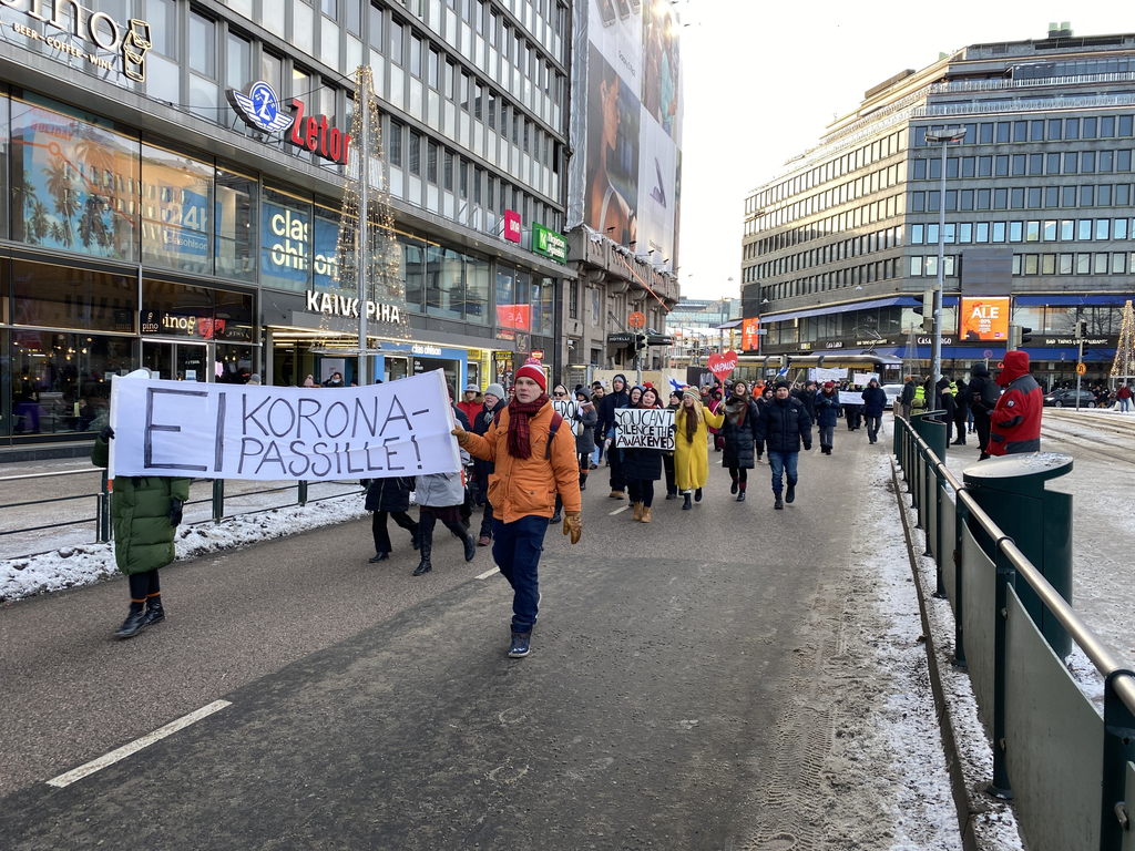 Koronatoimien vastustajat osoittaneet mieltään ympäri maailmaa – Helsingissä 4000 osallistujaa, Ruotsi varoittanut väki­valtaisesta ääri­oikeistosta