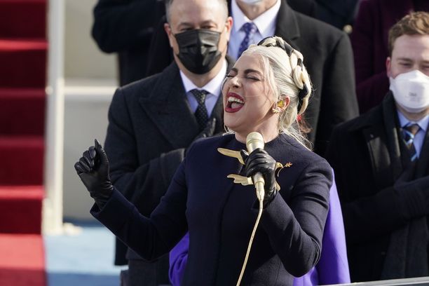 Laulajatähti Lady Gaga esitti Yhdysvaltain kansallislaulun Joe Bidenin virkaanastujaisissa.