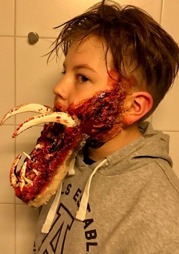 12-vuotiaan Eemeli Martikkalan zombie-maski lienee ollut koulun halloween-juhlan pelottavin. Äiti Terhi on halloweenista innostunut maskeerausharrastelija, joka valmisti maskin foliosta, ilmastointiteipistä ja liquid latex -massasta.