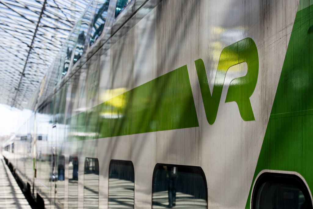 Perjantai-illan junafiasko: Yksi vaunu unohtui Helsinkiin ja kaksi jäi matkalle 