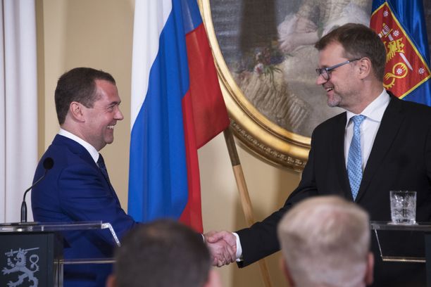 Medvedev nauroi ääneen Airiston Helmi -kysymykselle: ”Voitte tutkia, mitä  haluatte”
