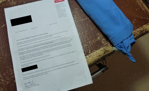 Nainen lähetti Iltalehteen Norwegianilta saamansa kirjeen. Kuvassa myös sininen kylpypyyhe Madridin reissulta.