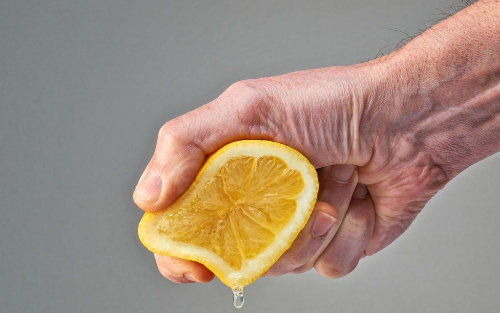 Näppärä tapa puristaa sitruuna – Mehua ei mene yhtään hukkaan