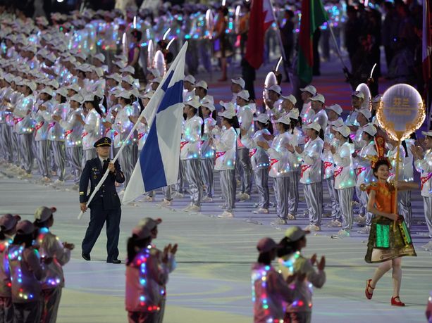Sotilaiden MM-kisat alkoivat perjantaina näyttävillä avajaisilla. Kuvassa Wuhan Sports Center
 Stadiumille kannetaan Suomen sinivalkoista lippua.