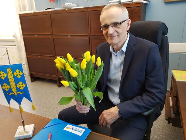 Loimaan kaupunginjohtaja Jari Rantala lupaa kukat voittajalle.