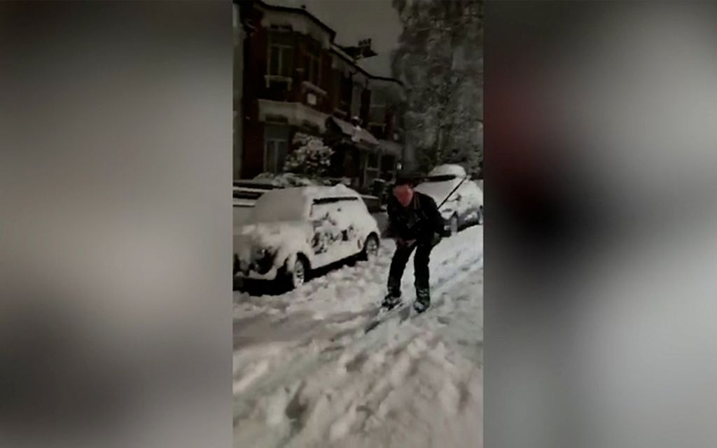 Poikkeuk­sellinen näky lumen valtaamilla kaduilla Lontoossa – katso video