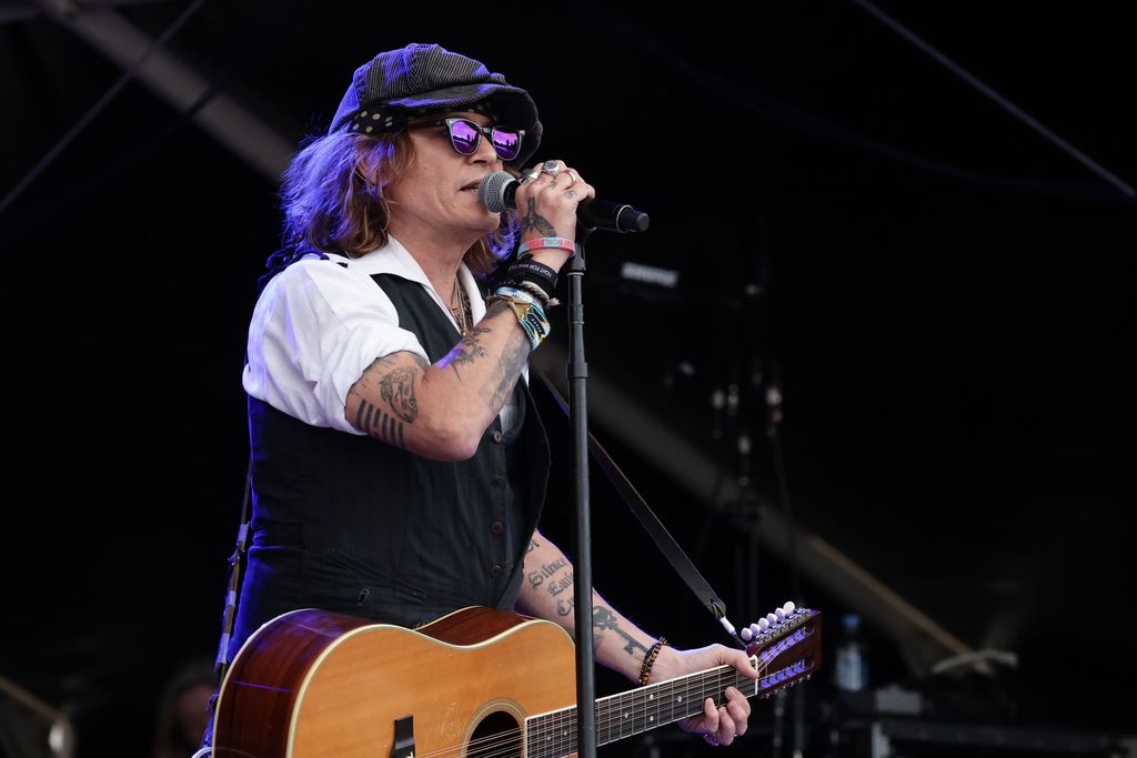 Johnny Depp sai raikuvat aplodit  Helsingissä – saapui lavalle puoli tuntia muuta kokoonpanoa myöhemmin