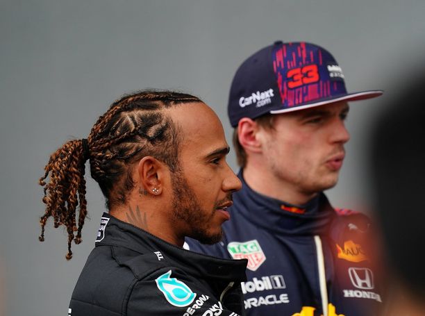 Lewis Hamilton ja Max Verstappen ihmettelivat aika-ajojen tapahtumia Imolan varikolla.
