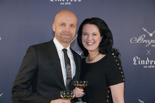 Juha Tapio ja Raija-vaimo poseerasivat harvinaisessa yhteiskuvassa