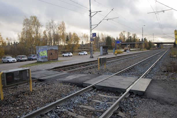 Vanhuksen auto jumittui kiskojen väliin Jorvaksen asemalla Kirkkonummella -  taksikuski Tom pelasti miehen ja nosti auton pois