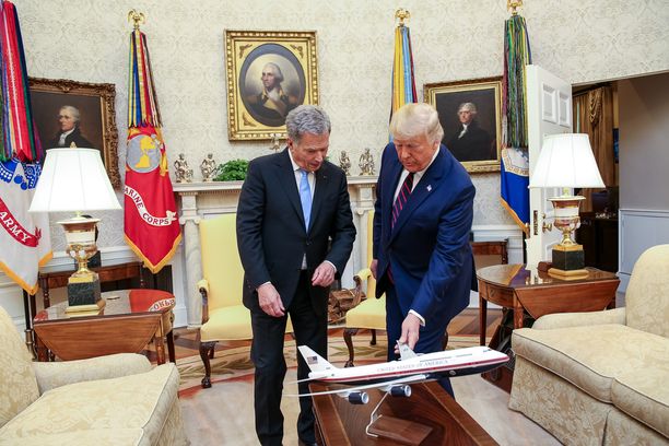 Presidentti Trump esitteli presidentti Niinistölle presidentillisen lentokoneen pienoismallia Valkoisessa talossa.