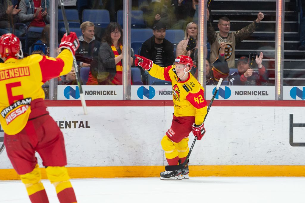 Jokerit juhli kotivoittoa - KHL:n kärkipään joukkue romahtanut tappioputkeen