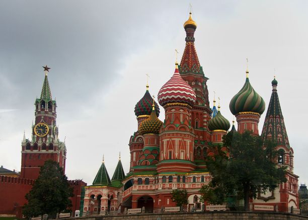 Kreml ei ole ilahtunut Ukrainan ortodoksisen kirkon pyrkimyksistä kohti kirkollista itsenäisyyttä. Kuvituskuva Moskovassa sijaitsevasta Pyhän Vasilin katedraalista.