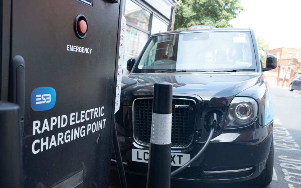 Sähköautojen armada valtaa Lontoon? Ikoniset taksit aiotaan muuttaa sähköisiksi