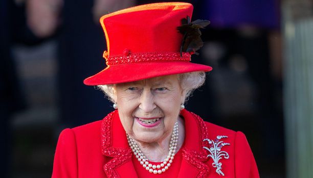 Näin tyylikkäänä kuningatar nähtiin joulukirkossa vuonna 2019.