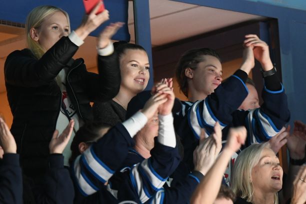Patrik Laineen läheiset juhlivat aitiossa suomalaistähden maaleja torstain NHL-ottelussa. 
