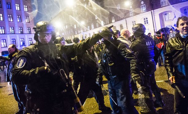 Poliisi otti itsenäisyyspäivänä Helsingissä kiinni yli sata mielenosoittajaa.