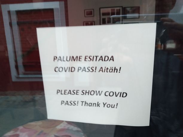 Näytäthän koronapassin, lappu erään ravintolan ikkunassa muistuttaa.