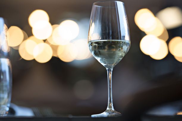 Tehokkaasti toimivassa päivittäistavarakaupassa viini voisi olla keskimäärin 10 prosenttia edullisempaa kuin Alkossa.