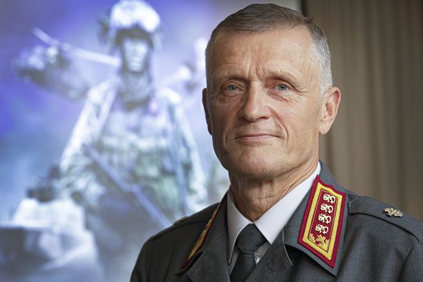Puolustusvoimien komentaja vieraili Virossa maastopuvussa