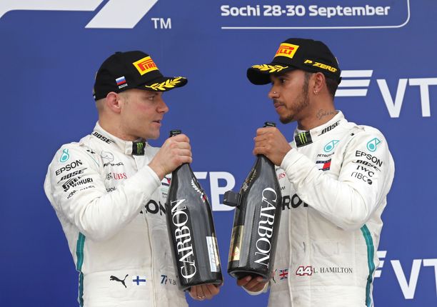 Hamilton ja Bottas juhlivat kaksoisvoittoa Sotshissa.